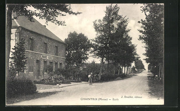 CPA Chaintrix, Ecole, vue de la rue