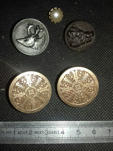 Lot 5 Boutons anciens Chasse & Paire Boutons de Col en Pomponne ou métal doré