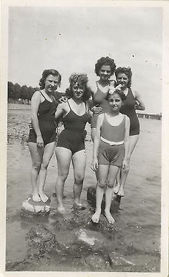 Photo Ancienne - Vintage Snapshot - Femme Plage Maillot Bain Mer Mode - Beach