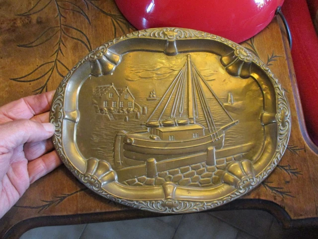 JOUET ANCIEN - BATEAU VOILIER DE BASSIN EN BOIS PEINT COQUE