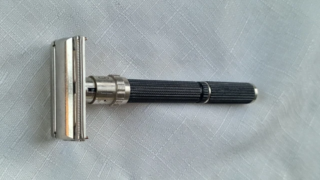 Vintage Gillette  Safety Razors  data TTO  U - 4    made in USA