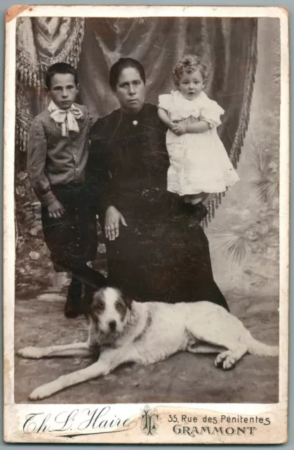 FAMIILE POSANT AVEC LE CHIEN 1880's PHOTO CABINET HAIRE A GRAMMONT BELGIQUE DOG