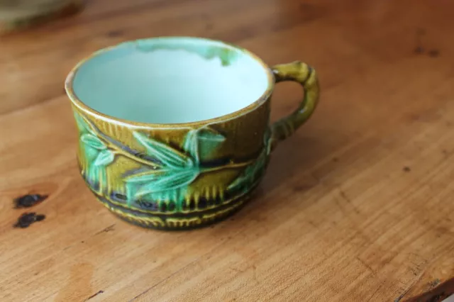 ancienne tasse en barbotine - décor bambou