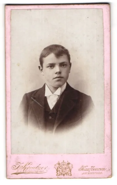 Fotografie J. Kreutzer, Kaufbeuren, Junger Mann im Anzug mit Krawatte