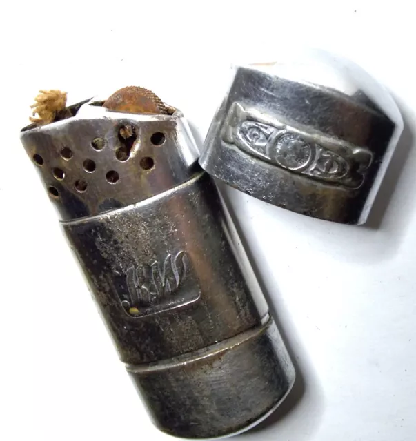 BRIQUET ESSENCE KW Karl Wieden vers 1920 "Vignette M. Finances" Tôle nickelée BRIQUET ESSENCE KW Karl Wieden vers 1920 "Vignette M. Finances" Tôle nickelée