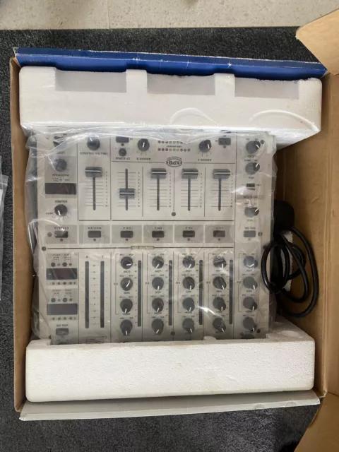 Behringer djx700 Professional 4 channel mixer IN EXCELLENT CONDITION.