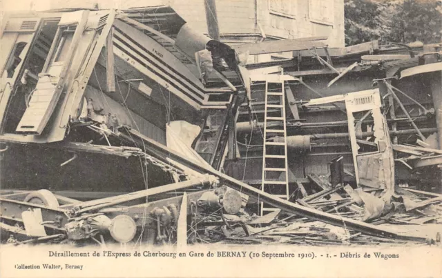 CPA-Déraillement de l'express de Cherbourg en gare de BERNAY  (134019)