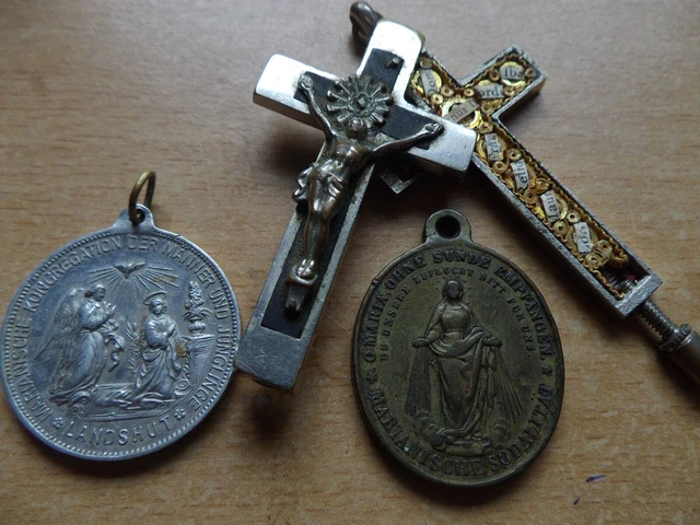 Agnus Dei Kreuz mit Innenleben + zwei Anhänger