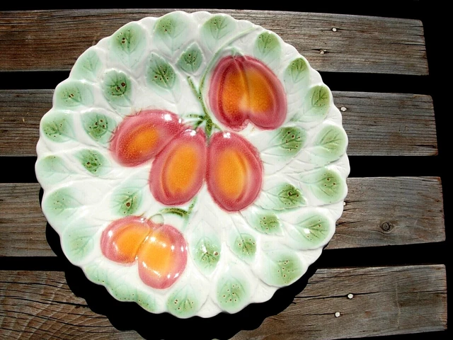 assiette ancienne barbotine décor fruit prune Sarreguemines DV époq année 1920