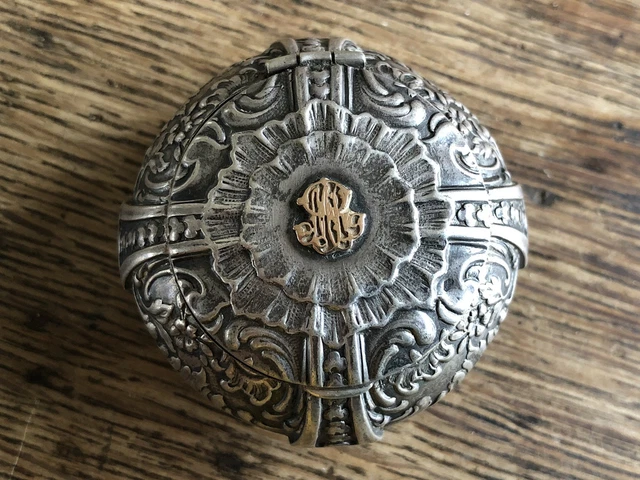 PETITE BOITE, ARGENT massif, style rocaille, richement sculptée et monogrammée. EUR 90,00 - PicClick FR