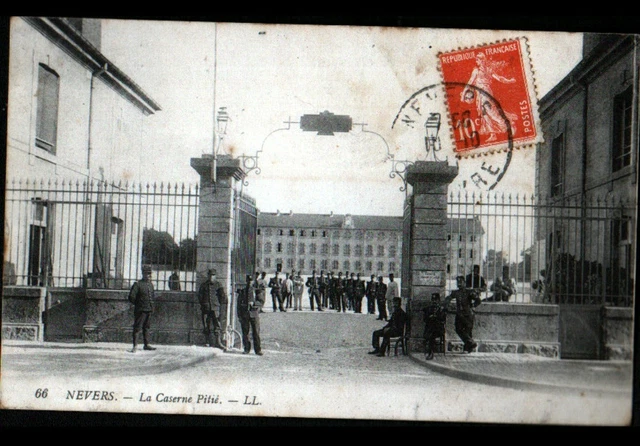 NEVERS (58) CASERNE PITTIE animée en 1911
