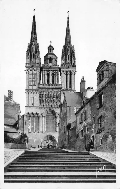 ANGERS -la Cathédrale et la montée Saint Maurice