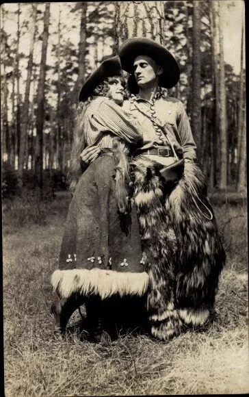 Foto Ak Mann und Frau als Cowboy und Indianerin, Wild West... - 3319843