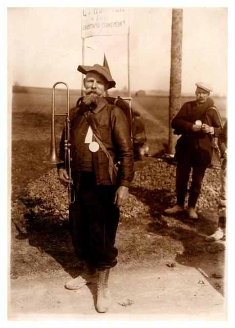 Bataillon de fer sur la route, instrumentistes Vintage silver print Tirage arg