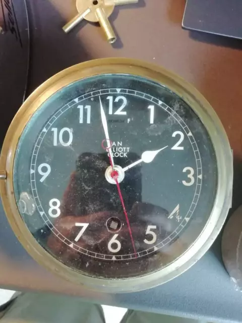 Antiguo reloj de latón Elliott barcos