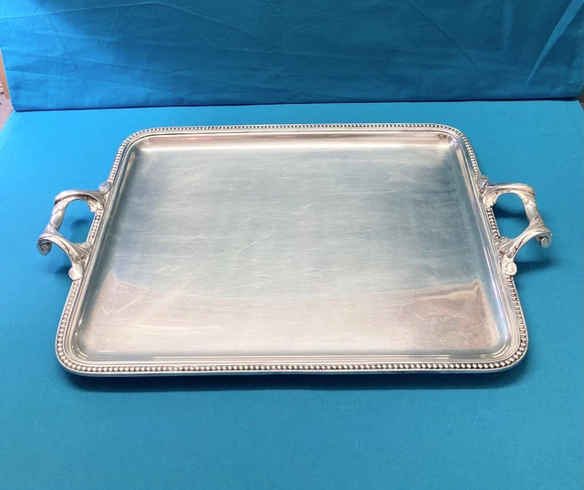 Saucière avec son plateau adhérent en métal argenté ornée