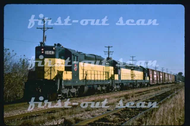 R DUPLICATE SLIDE - CNW C&NW 6643 EMD SD-18 Action w/ Freight
