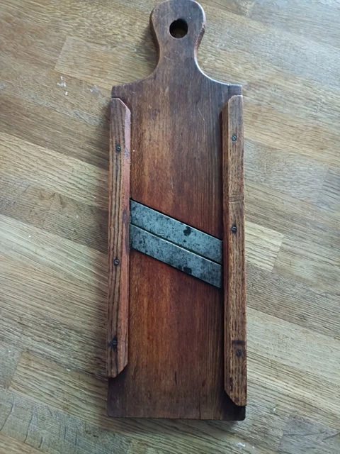 Alte, Antike Reibe aus Holz