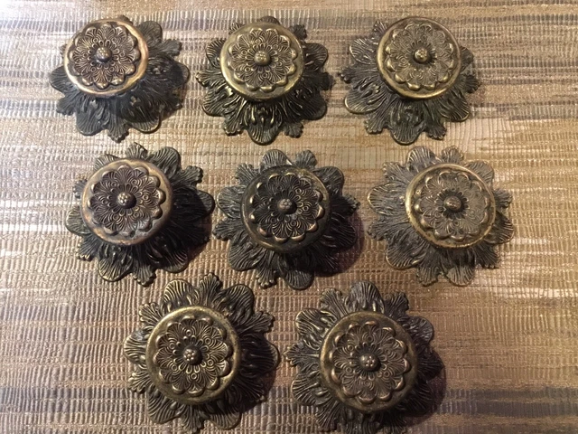 8 perillas y placas traseras de latón adornadas Art Nouveau vintage para cajón gabinete.