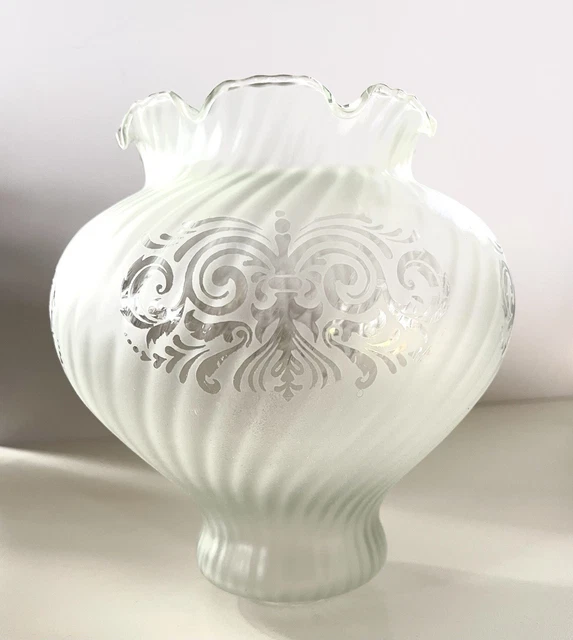 Globe pour lampe à pétrole en verre gravé à l'acide décor feuille