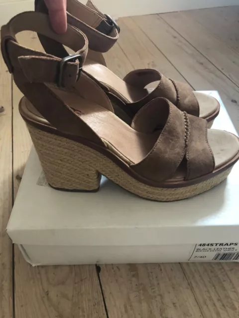 Ugg laynce sandal deals