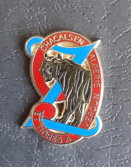 BG13337 - INSIGNE BADGE CLUB DES AMIS DU CHIEN DE DEFENSE DE LISIEUX