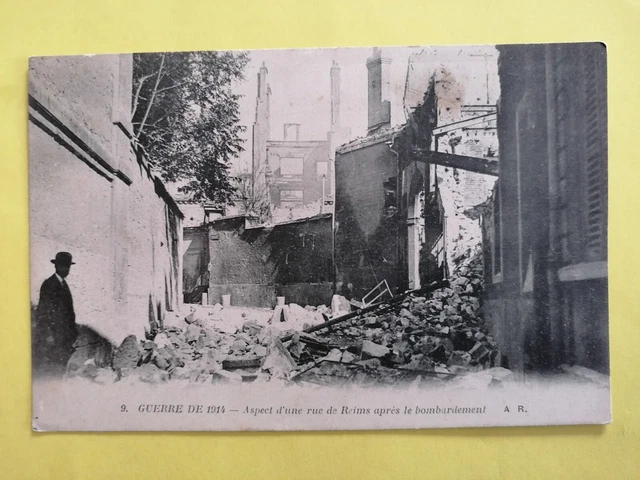 CPA GUERRE 1914 RUINES d'une RUE de REIMS (Marne) après le BOMBARDEMENT
