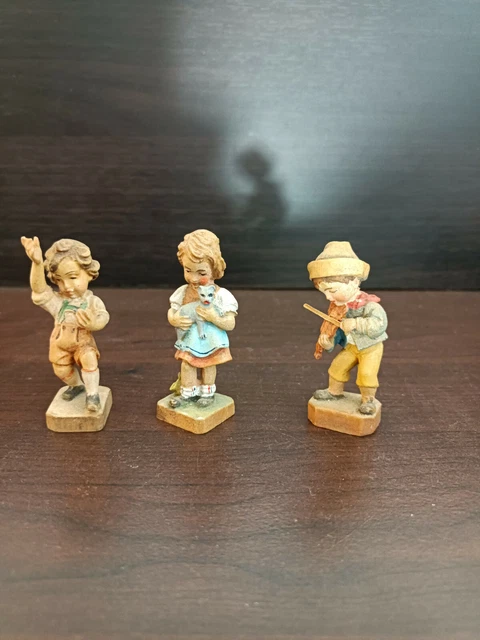 Figurines asiatiques et hindou en porcelaine, terre-cuite, métal