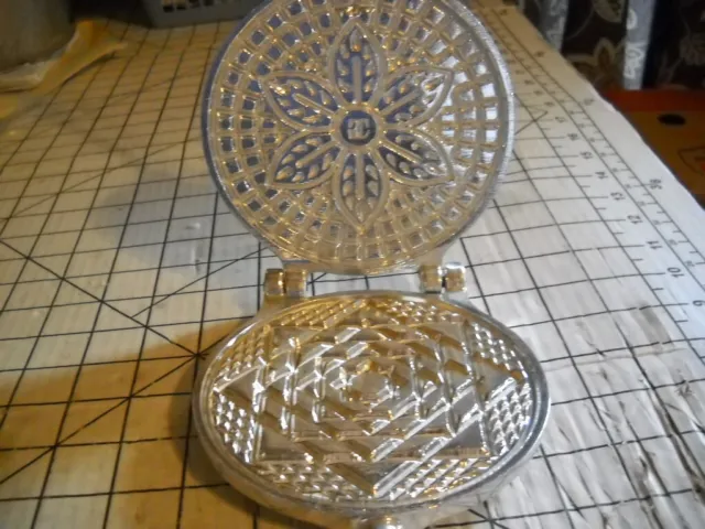 https://www.picclickimg.com/PpIAAOSw6W1llLeV/VTG-16-ITALY-TOOLED-ALUMINIUM-GC-CG-Pizzelle-Cookie.webp