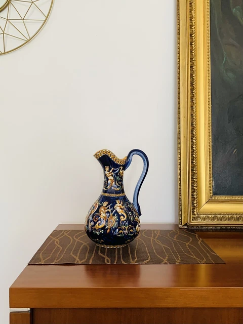 Pichet Carafe en faïence de GIEN  polychrome à décor Renaissance sur fond bleu