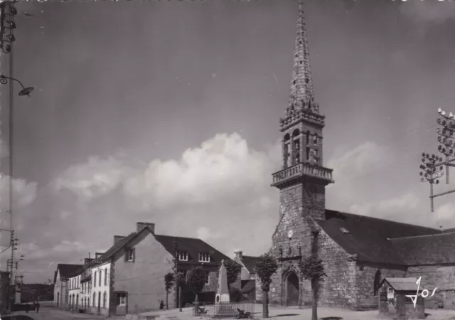 Carte Postale Cpsm / Finistere / Cast / L'eglise Gothique Et La Place