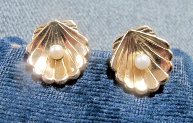 Vintage cultured pearl scallop shell golden metal screw back earrings in card *