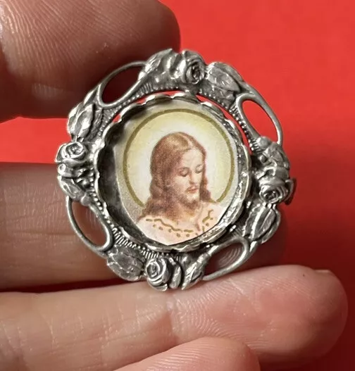 Broche ronde Art Nouveau en métal argenté frise florale