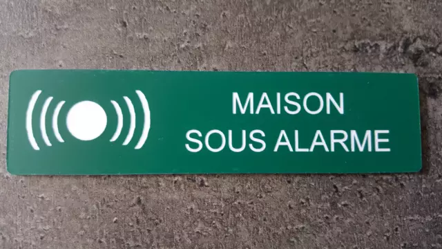 Plaque gravée" MAISON SOUS ALARME "avec adhésif ,étiquette 10 cm x 2.5 cm ,verte