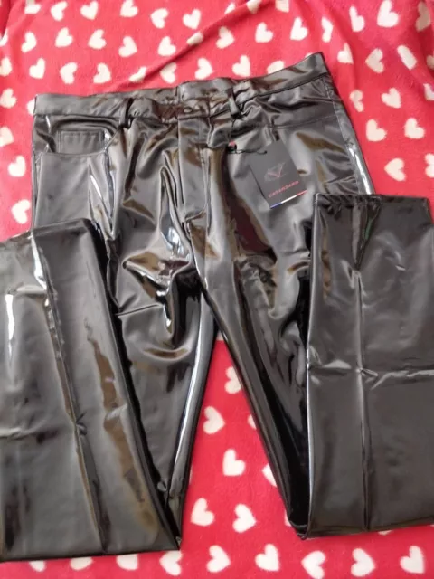 Pantalon noir pour homme en vinyle brillant de fabrication française.