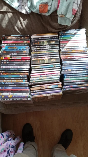 lot 85 DVD tout genre surtout des films peu de dessins animés tous avec leur cd