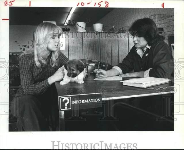 1981 Press Photo Mary Sweeney and Robin Young of Animal Rescue League