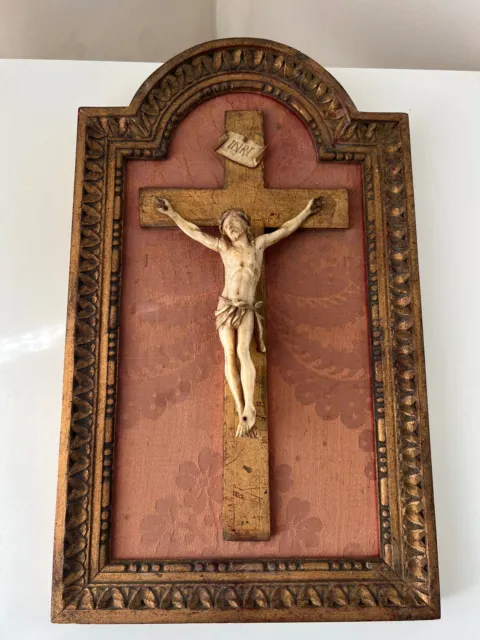 Ancien cadre bois doré et christ crucifix XIX