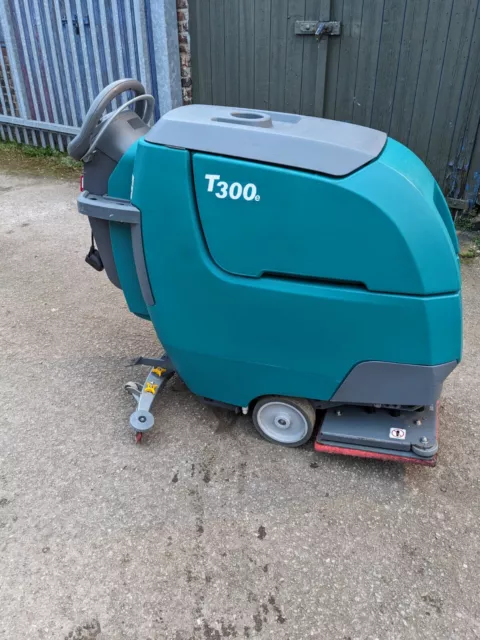 TENNANT   T-300e Industrial / Commercial Floor scrubber/ drier , self propelled