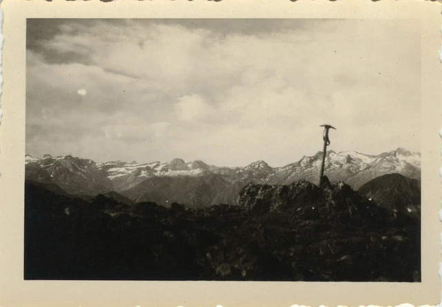 Photo Ancienne - Vintage Snapshot - Montagne Piolet Curiosité - Mountain Strange