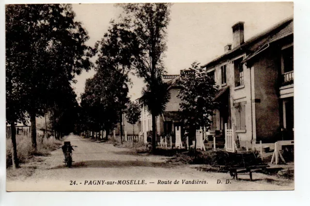 PAGNY SUR MOSELLE - Meurthe et Moselle - CPA 54 - la route de Vandieres