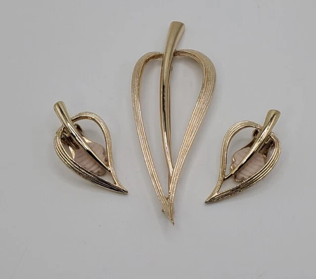 Gold Tone Sarah Coventry Brooch And Earrings Set
