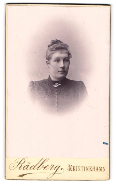 Fotografie Radberg, Kristinehamn, Junge Dame mit Hochsteckfrisur und Kragenbros