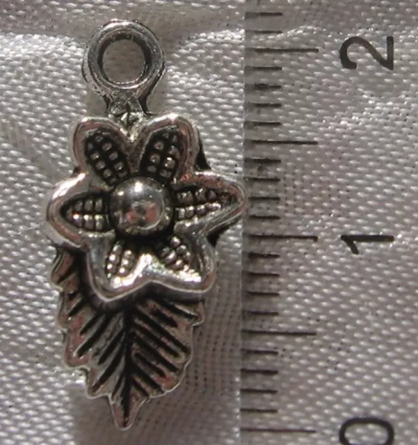 LOT 5 BRELOQUES PENDENTIFS FLEURS EN METAL ARGENTÉ 22mm x 11mm *B308