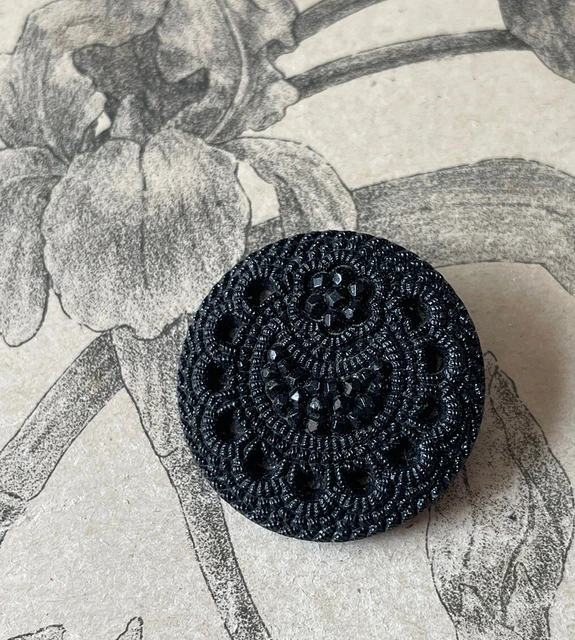 Grand bouton ancien en verre noir  décor dentelle  Fin XIXe Collection