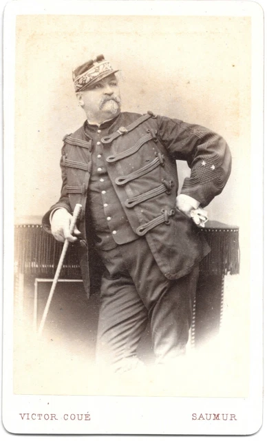PHOTO CDV D'UN CAVALIER D'UN REGIMENT DE DRAGONS AVEC CASQUE ET SON SABRE VERS