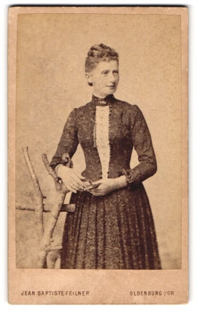 Fotografie Jean Baptiste Feilner, Oldenburg i. Gr., Junge Dame mit Büchlein in