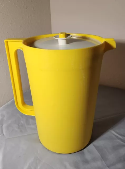 https://www.picclickimg.com/PtMAAOSwNEFlLq~d/Vintage-Tupperware-1-Gallon-Yellow-Pitcher-Push-Button.webp