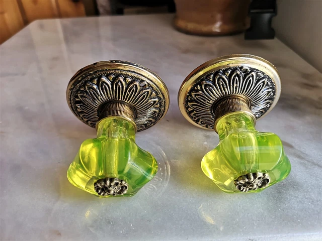 1 ANCIENNE PAIRE DE Poignées BOUTONS de PORTE en VERRE URANIUM  - 45 mm
