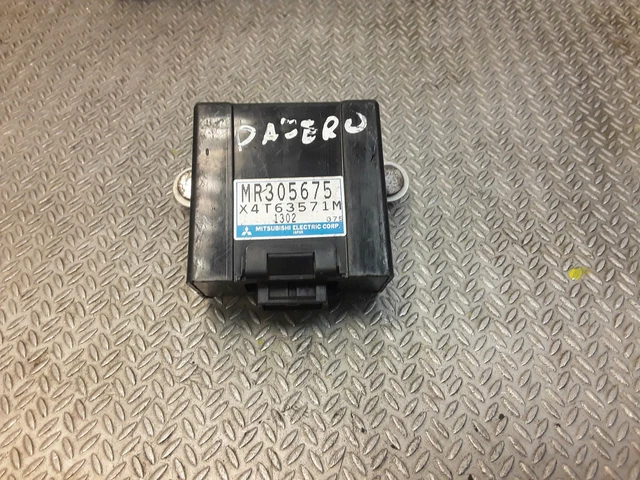 thumbnail image 2 of JPL Front Left Steering Knuckle For Mitsubishi Pajero / Shogun MK3 3.2 DID 2000-2006 2 of 5
